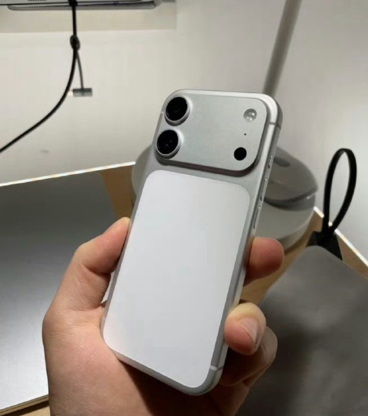 iPhone18标准版神似17Pro我感觉这个不可信，苹果不可能用了一代的ID设