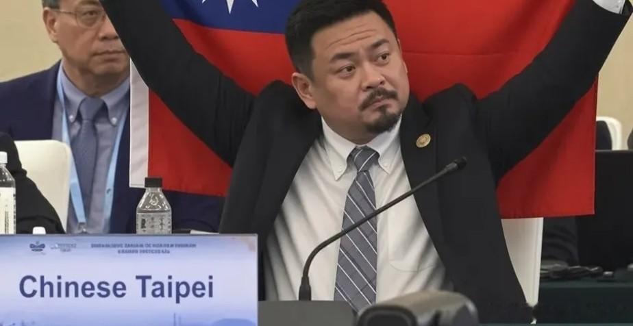 青鳥自嗨貼AI圖 梁文傑轉發：弄這種假照片是要幹嘛？台灣勞動部長洪申瀚代表到南京