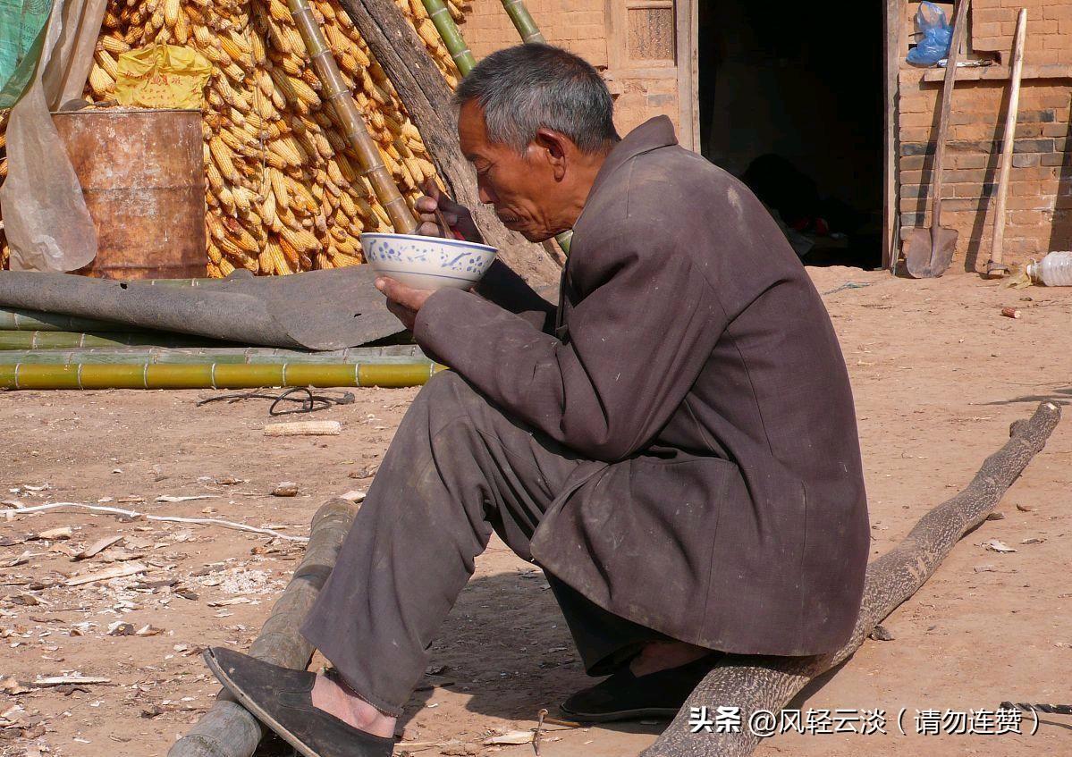 最近大家都在聊农村养老，其实我最深的感触是：
比起冰冷的数字和政策，老人们更盼的