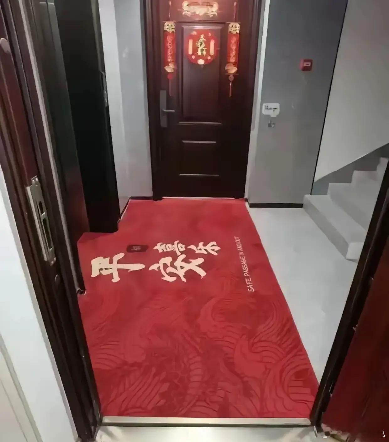 邻居把地毯铺到我家门口了，咋办？ ​​​