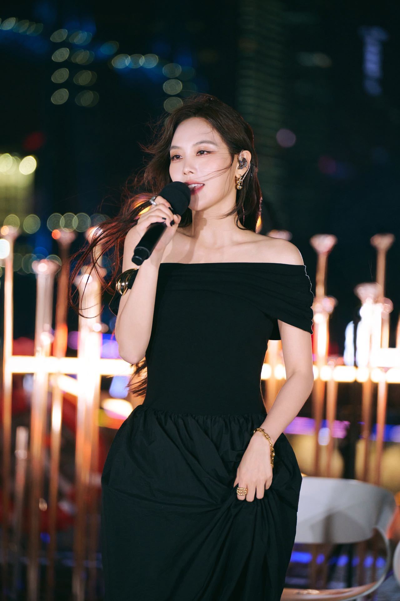 王霏霏小黑裙 看王霏霏这身突然懂了经典款的意义，小黑裙在她身上不是“穿衣服”，是
