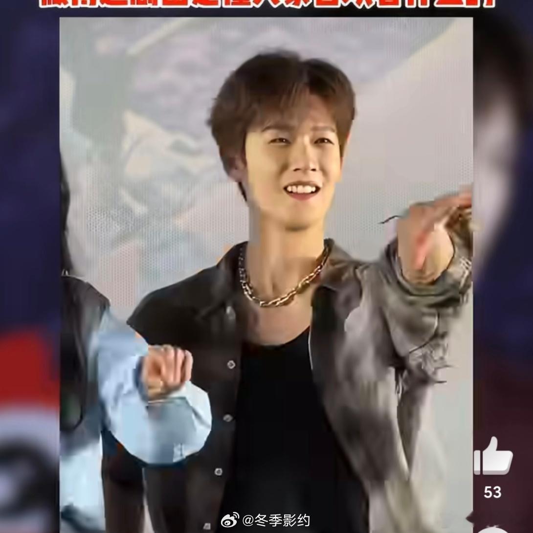 李昀锐清爽少年的模版 看李昀锐脱红衬衫那个表情就知道他也在憋笑，但西装一上身立马