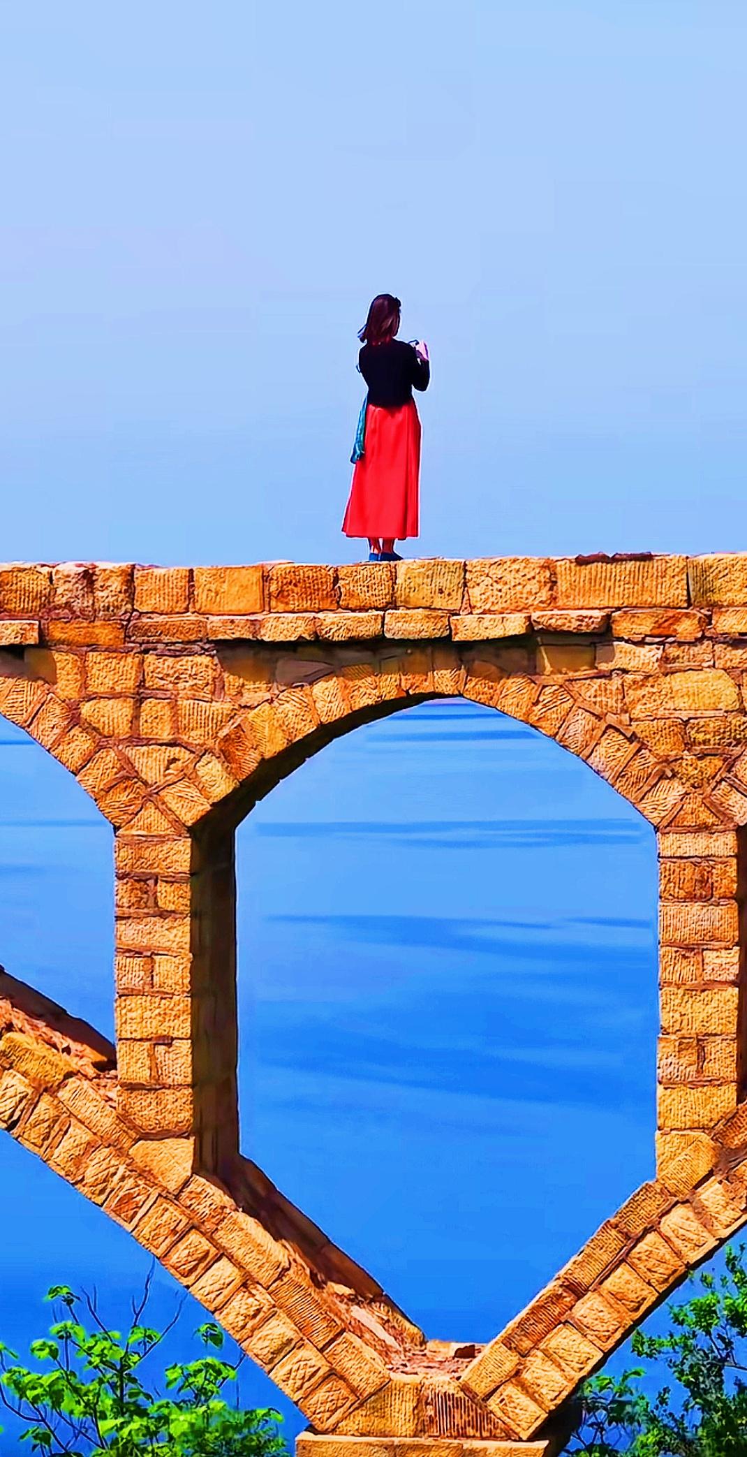 观察：多情的男女之别

过于多情的人往往害人害己，但男女有着差别——  
男人若