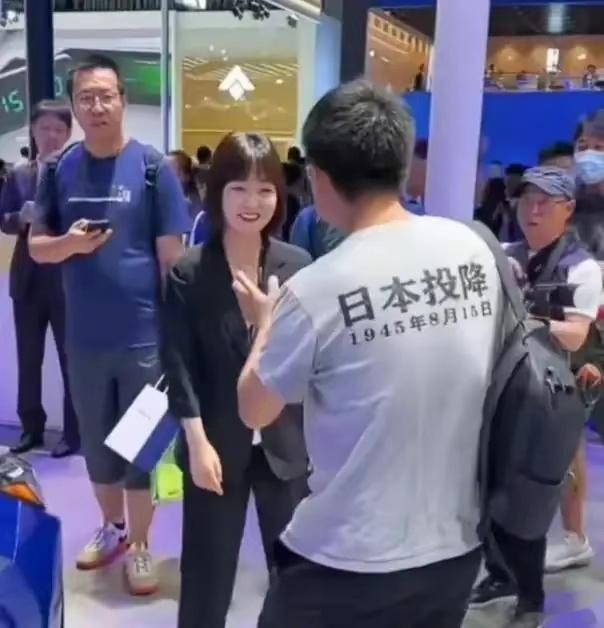 近日，成都车展，雷克萨斯展台。一位男子穿着一件印有“日本投降”的体恤进入展台准备