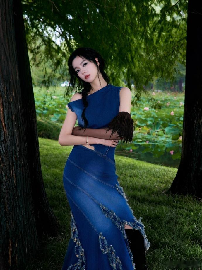 庄达菲蓝色牛仔长裙庄达菲蓝色眼妆美疯了 完全感受得到独特的时尚氛围，庄达菲蓝色牛