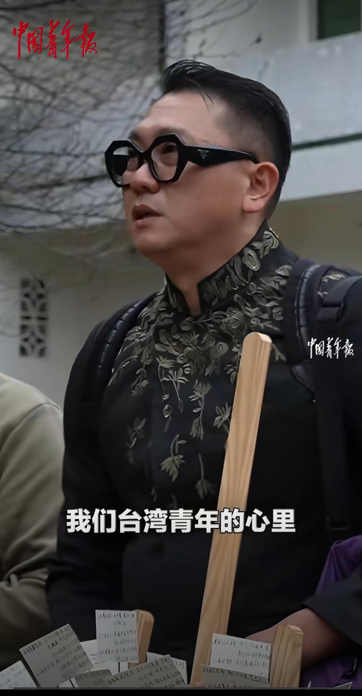 台湾青年在邓稼先铜像前，献上520朵鲜花做成的花篮！“因为有你们，中国人再也不会