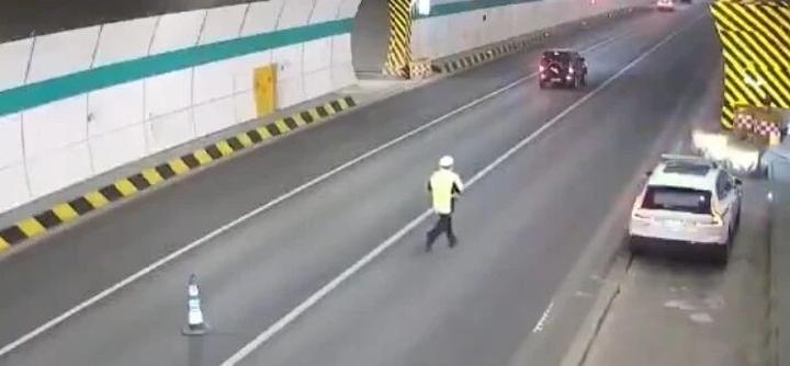 近日，山东省公安厅交通管理总队直属高速二支队沂源大队民警巡逻至辖区青岛方向沂源隧