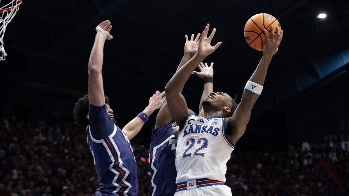 全美第22号种子堪萨斯大学坐镇主场以104比100战胜了德克萨斯基督教大学。本场