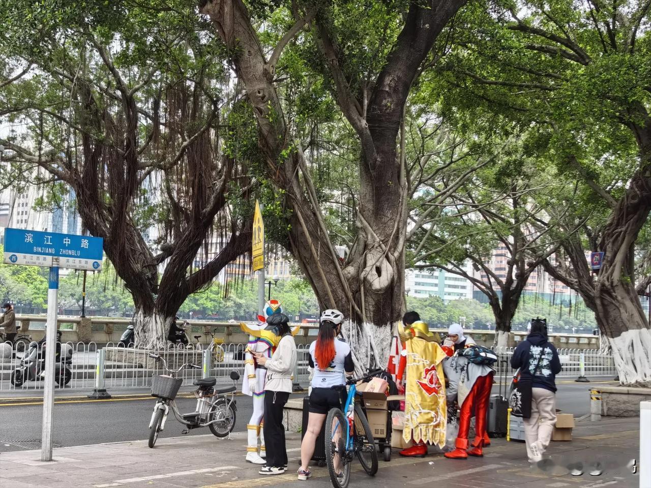 分享日常生活在大街上，看到几个年轻人的装扮十分引人注目。他们身着类似战队风格的连