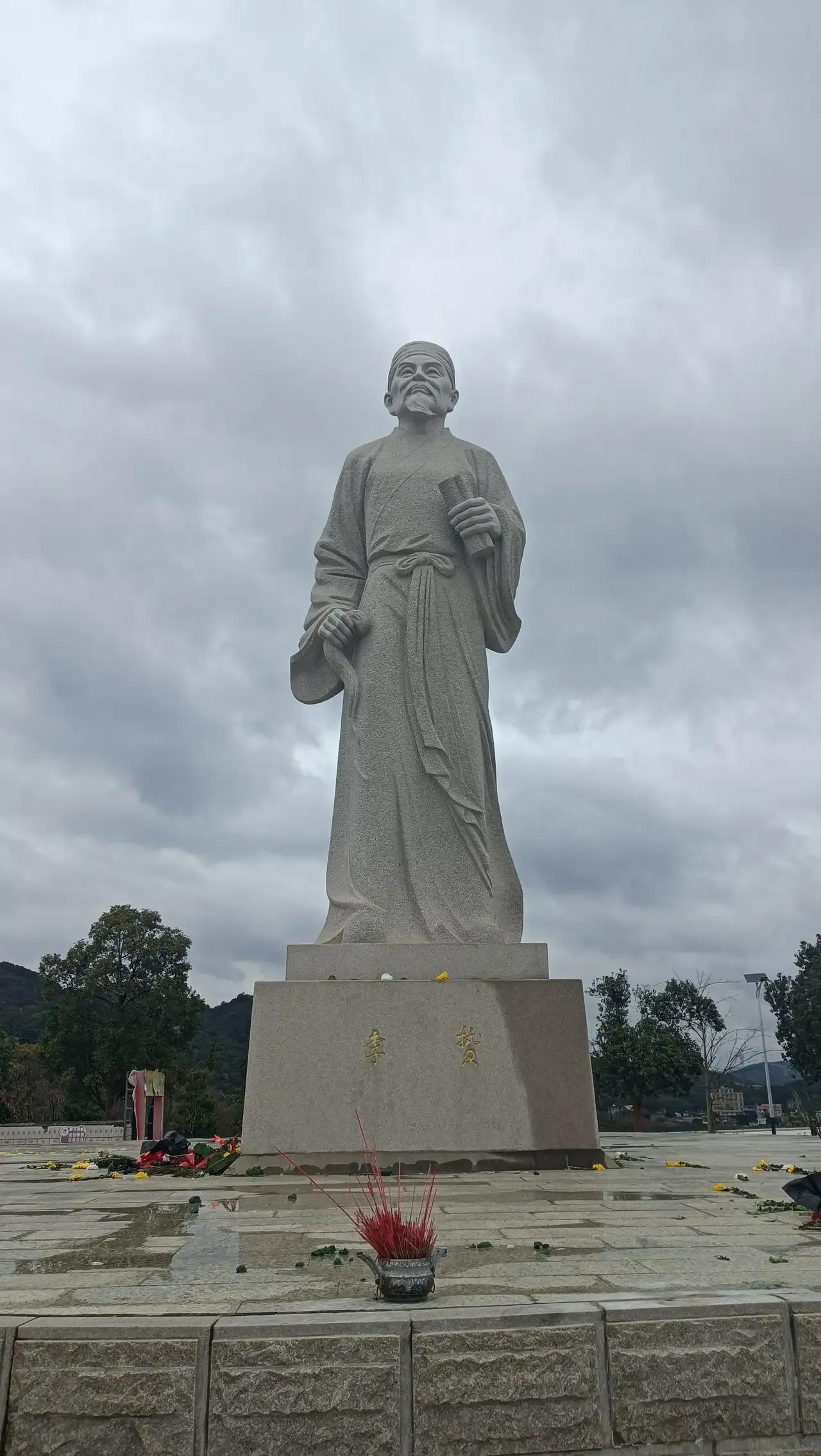 《读李贽焚书感赋》
万历年间铁幕沉，孤峰独峙裂乾坤。
童心未泯燃天火，异论如雷震