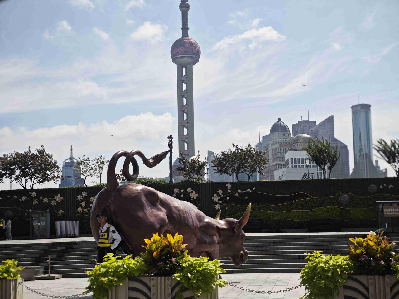 我的今日状态：😎自信酷炫
我这里的天气：☀️晴天
高温下外滩的大铜牛，牛气冲天