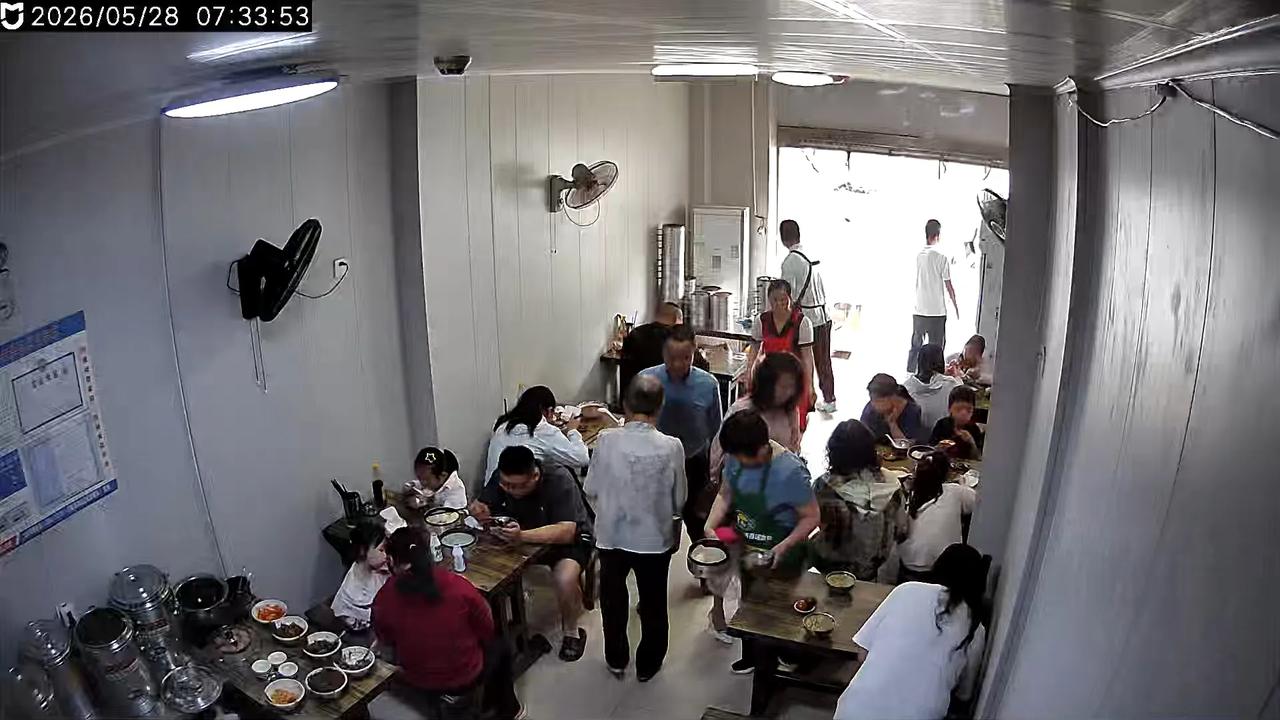 自从雇了阿姨之后，营业额四天连续跌破1500，今天强势反弹，营业额直逼2000。