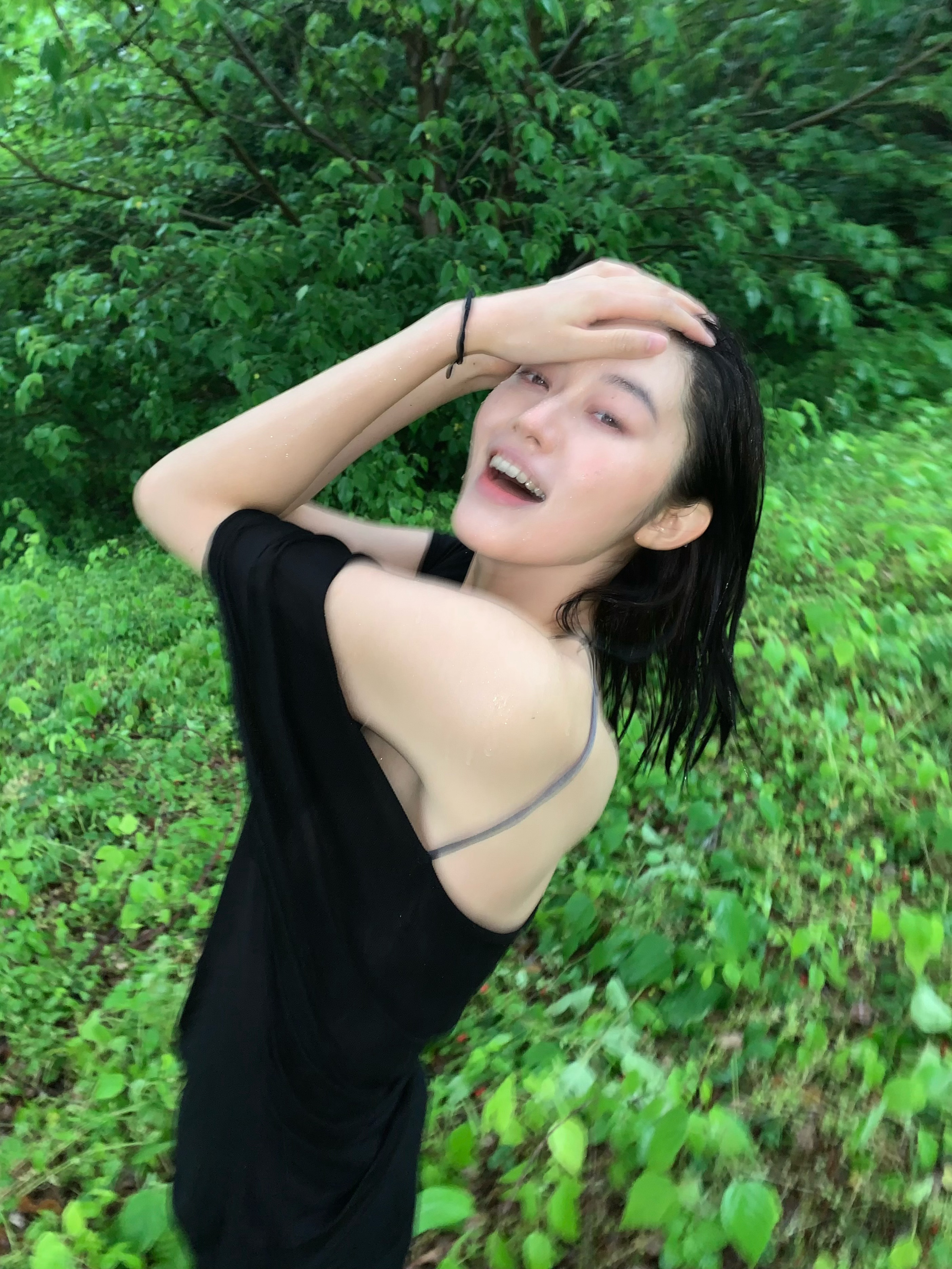 有人困在雨中 有人在雨中撒欢 ​​​