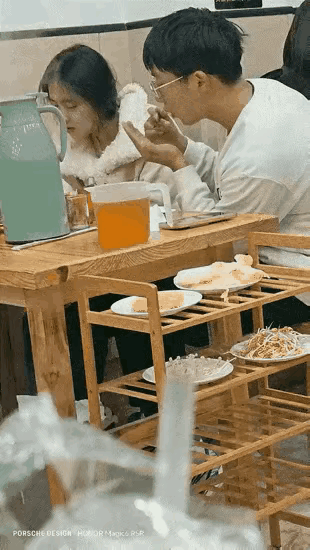 呵护的太到位了，这也太幸福了吧！处处都这么好吗？手牵手的呵护 被宠坏的仪式感