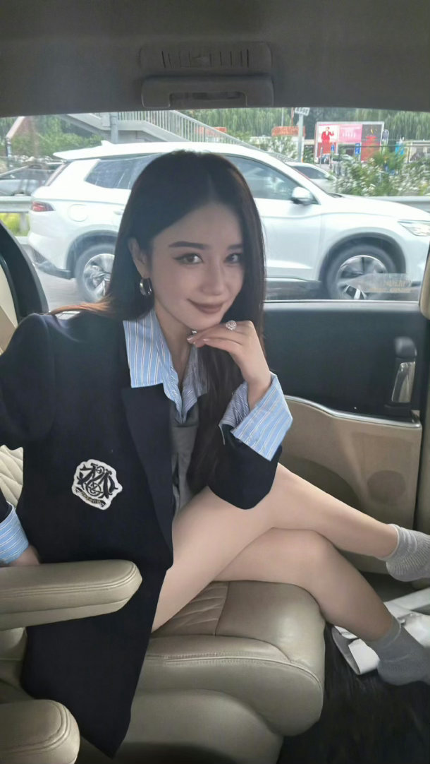 阚清子学姐你太美好了阚清子美式学院证件照 美式学院风被她穿出了生人勿近的学姐气场