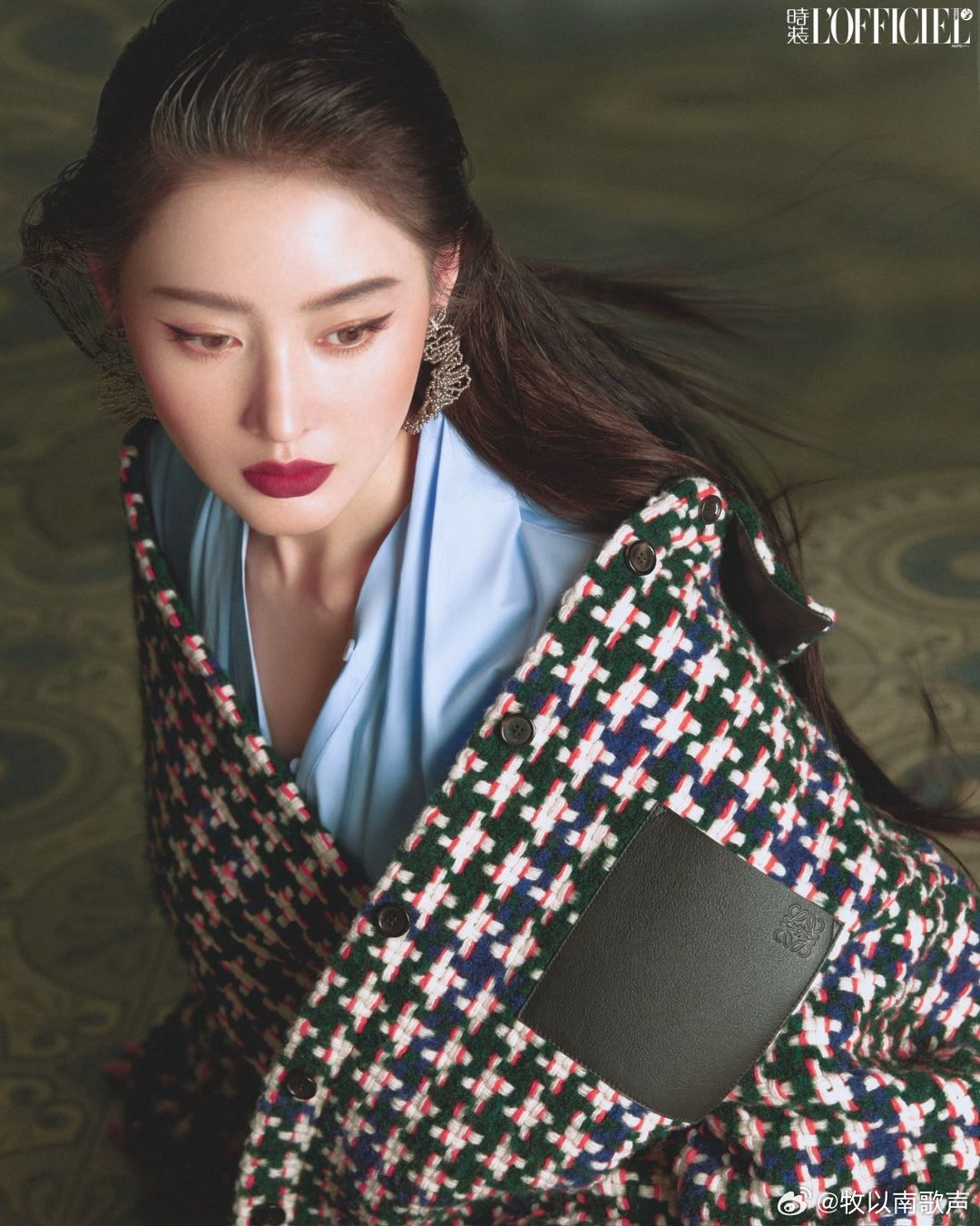 张天爱时装二月刊封面张天爱时装大片惊艳释出，镜头感与气场双在线，金发造型利落亮眼