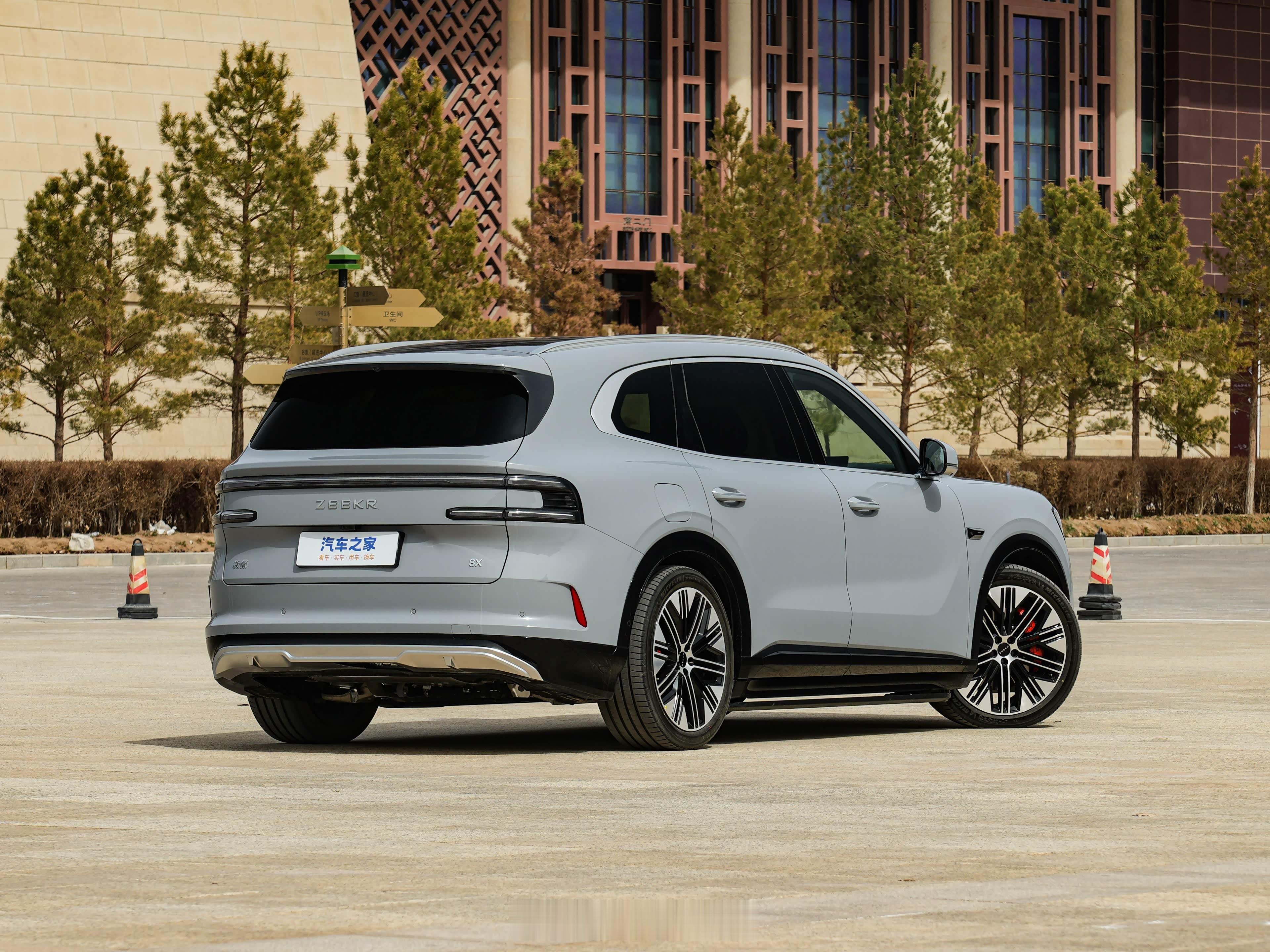 极氪8X上市32.98万起，标配四驱+双腔空悬+CCD减振指导价35.68-50