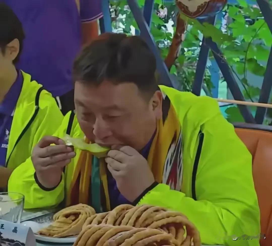 终于明白为什么香港明星足球队全国各地踢球，做这么激烈的运动还个个顶着一个大肚腩了