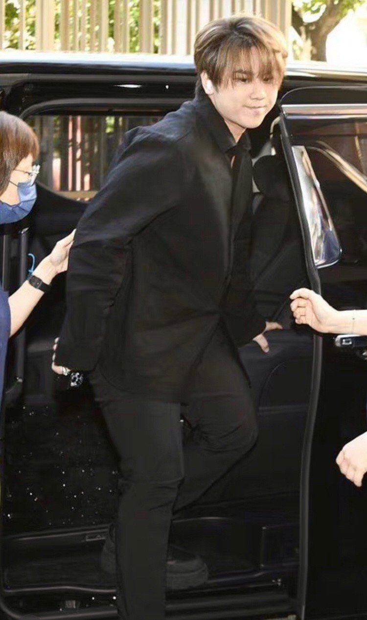 #香港顶流姜涛挂素人女网友照片#这么玻璃心就别做艺人啊，公众人物本来就是要接受大