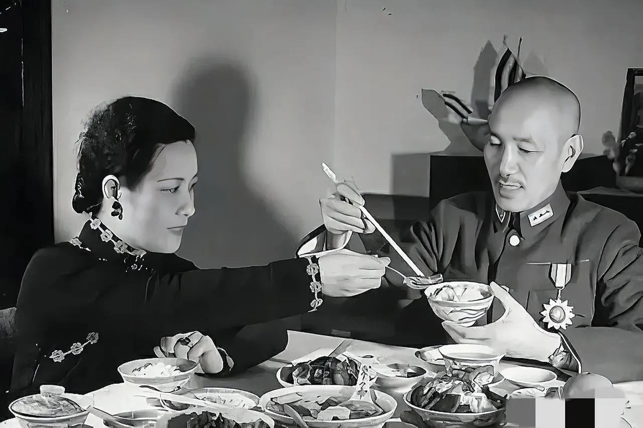 蒋校长与夫人宋美龄

长寿的秘诀，到底是什么？

蒋校长一生滴酒不沾、不抽烟、不