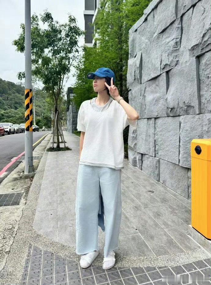 曾沛慈微博热度值破100万乘风2026她是宝藏般的存在，曾沛慈用歌声传递力量，用