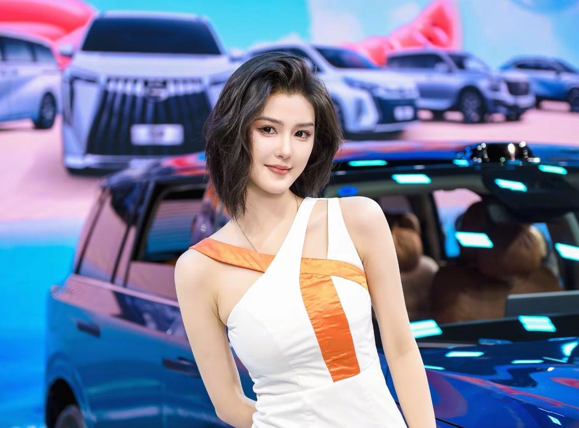 车如流水马如龙，美人如玉映春风。