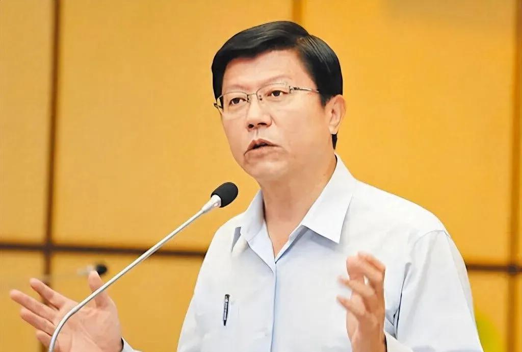 跟韩国瑜合体发春联！谢龙介：军购一定要买 但要严格审查
台“立法院长”韩国瑜、立