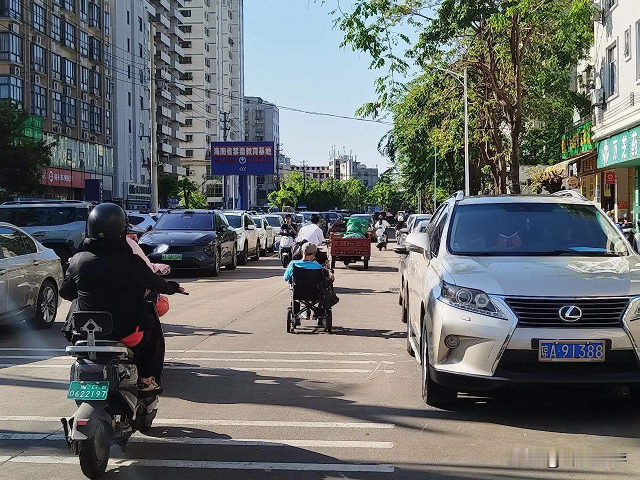 孤单的电动轮椅
实拍于海南省海口市美兰区群上路。我骑行赶往海南省图书馆的路上，我