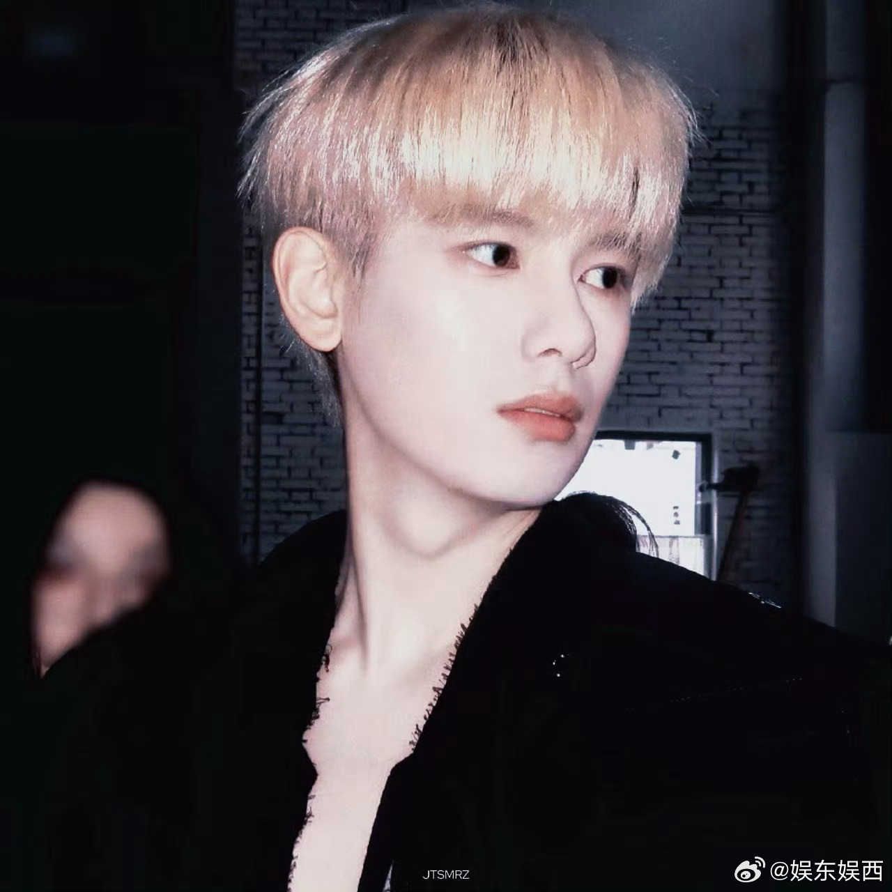 胡先煦请把眼镜焊在脸上胡先煦是会穿v领的谁懂啊，无框眼镜一戴、V领一松，骨相皮相