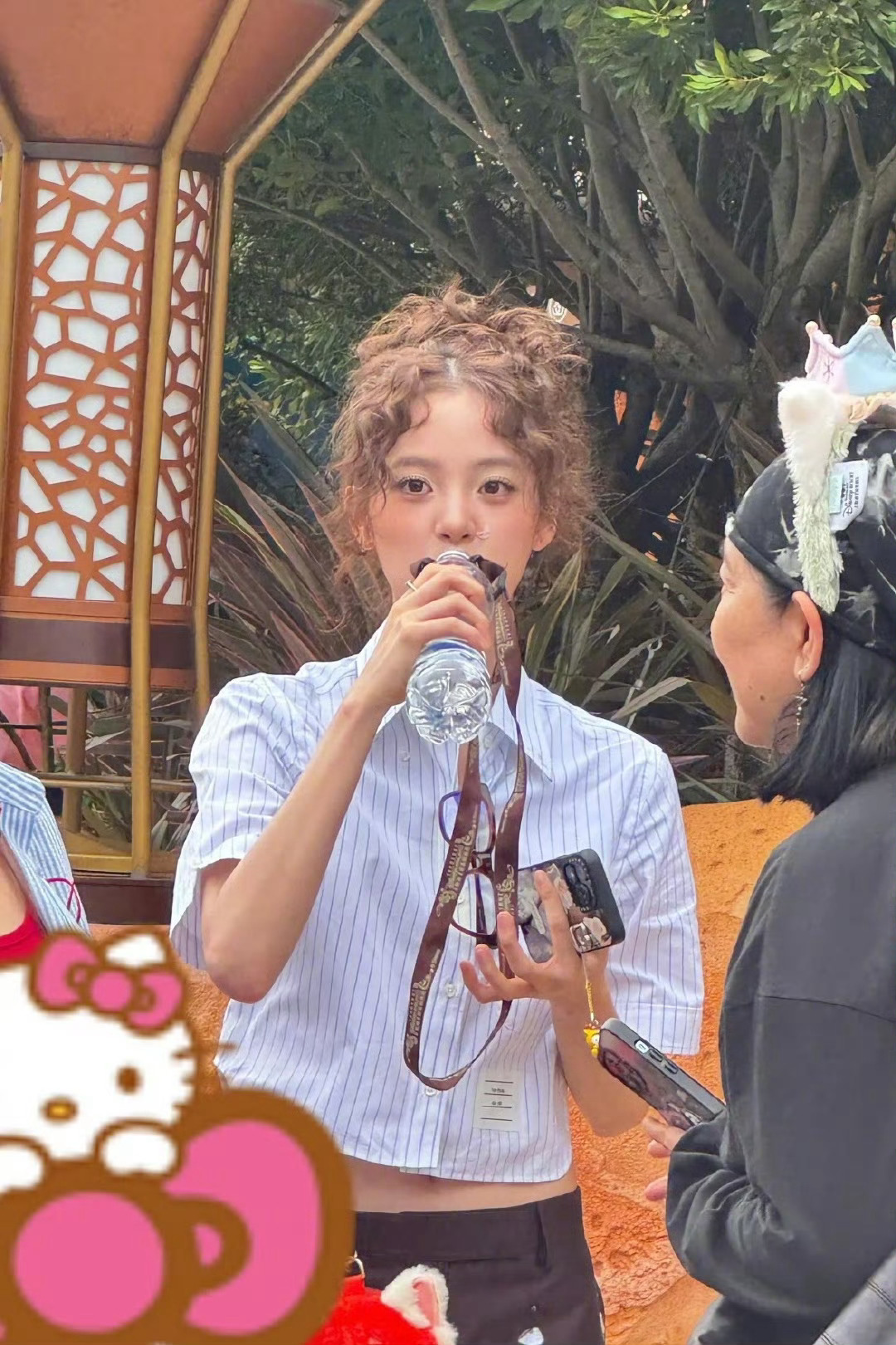 上迪偶遇欧阳娜娜网友在上海迪士尼偶遇欧阳娜娜 ​​​