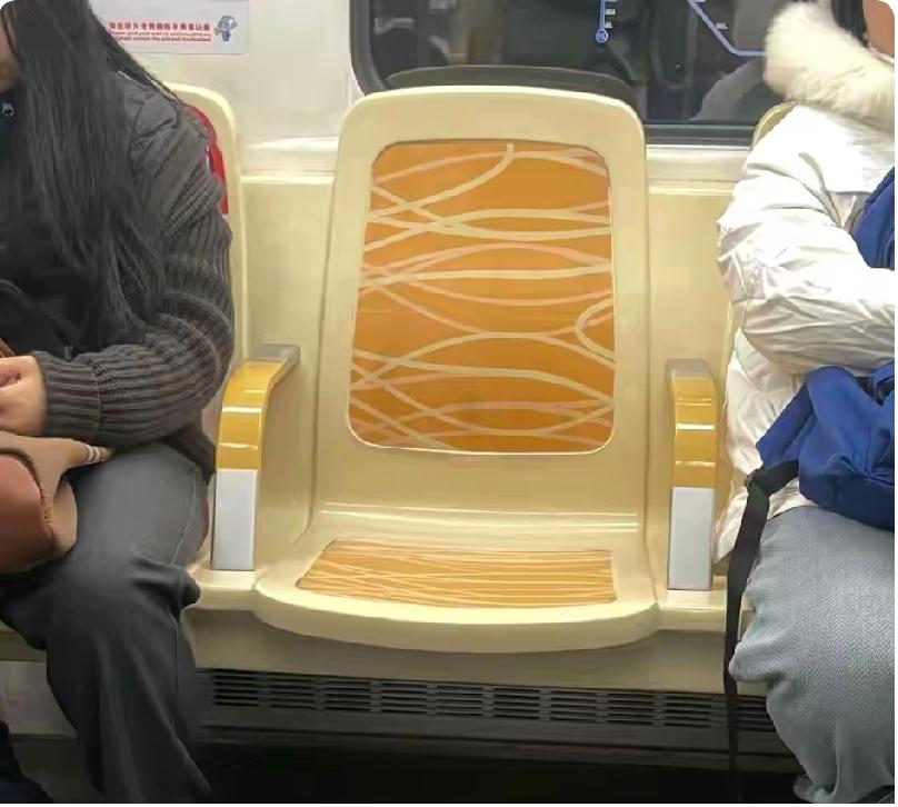 网友建议全国推广
千万别推广地铁一人一座建议，不能因为少数人不讲社会公德，而采取