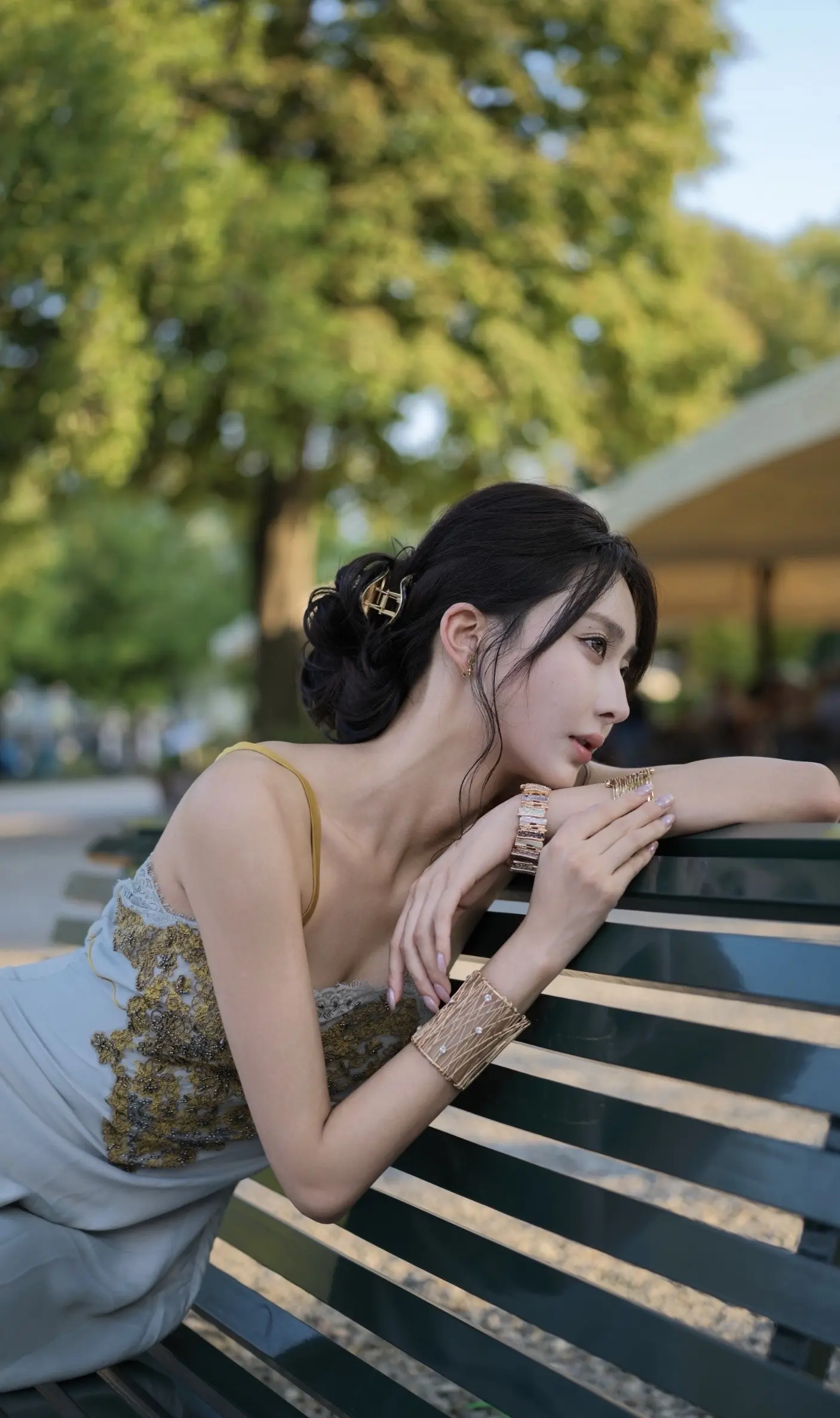 别敲门啦。我不在家 我在como晒太阳
