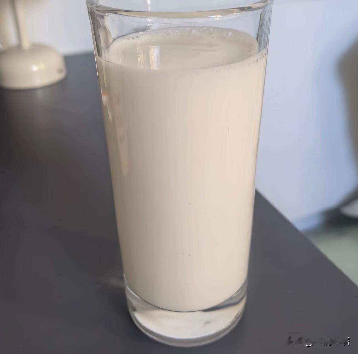 小时候看剧总觉得
用杯子喝牛奶的都是主角

明明可以用纸盒喝
却偷偷羡慕那种仪式