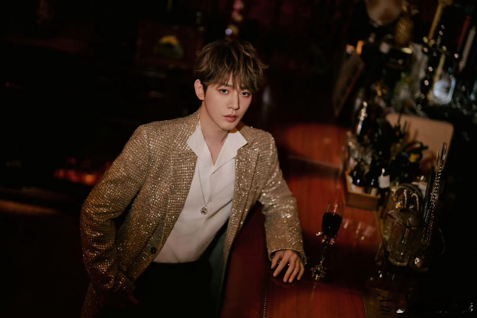 邓为今日Dior活动造型🥂 造型好闪 金色西装➕小卷毛完全是贵公子来的 