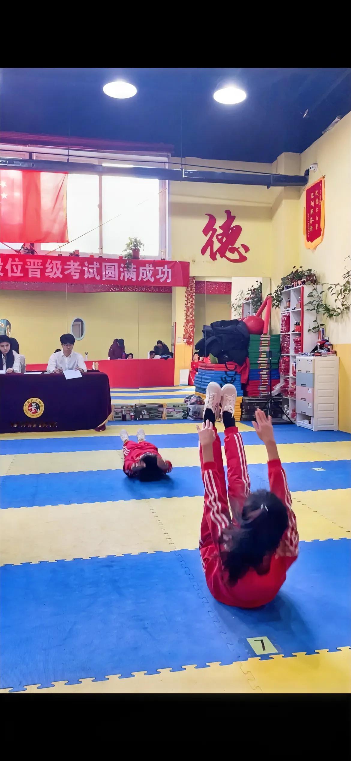 #逆境教育# 在磨难中成长，让孩子学会勇敢面对困难。培养孩子的逆商比智商更重要，