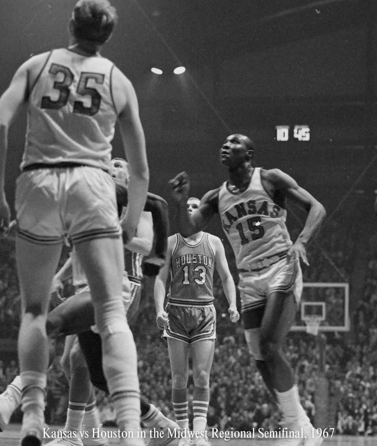 篮天下 1967年，堪萨斯大学篮球队vs休斯顿大学篮球队。Images via 