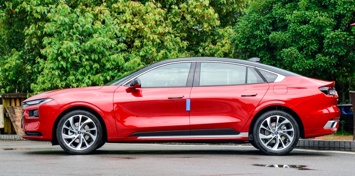 国内20多万的中型轿车，如果选择了雅阁、帕萨特、或是凯美瑞与君威，那本君只能送你