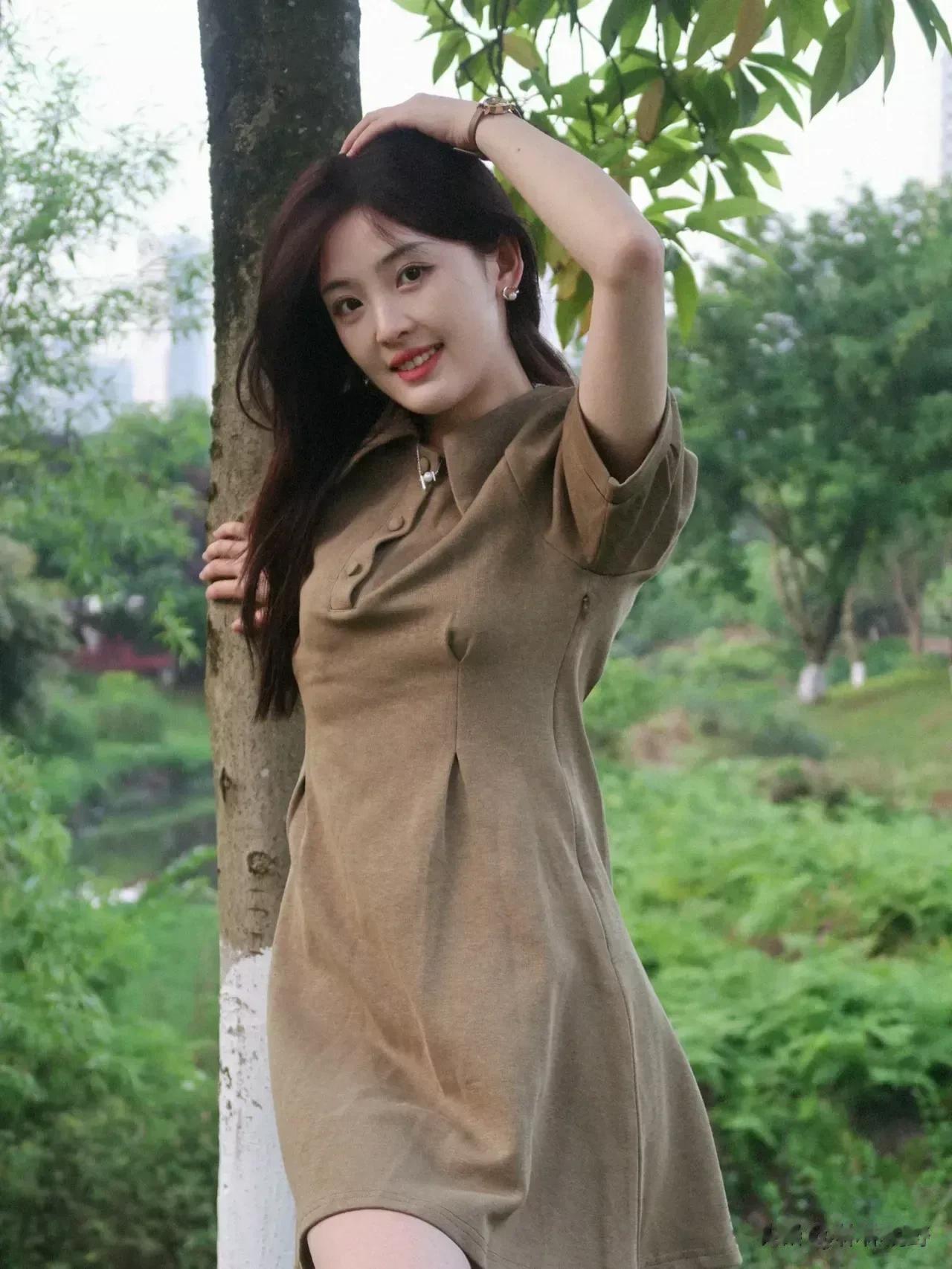 当你看到一个女人，
她的手腕上没有手镯，
脖子上没有项链，
手指上没有戒指，
身