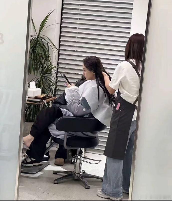 网友理发店偶遇Angelababy染新发色，她和造型师沟通细致，对造型的用心尽显