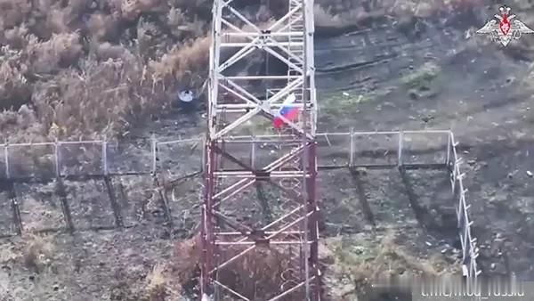 俄罗斯国旗在哈尔科夫地区的克鲁格利亚科夫卡上空升起。
俄罗斯国防部的一段视频显示