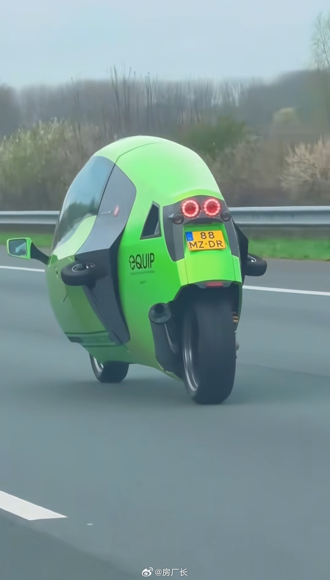 封闭式两轮摩托车，这下不是肉包铁了吧 