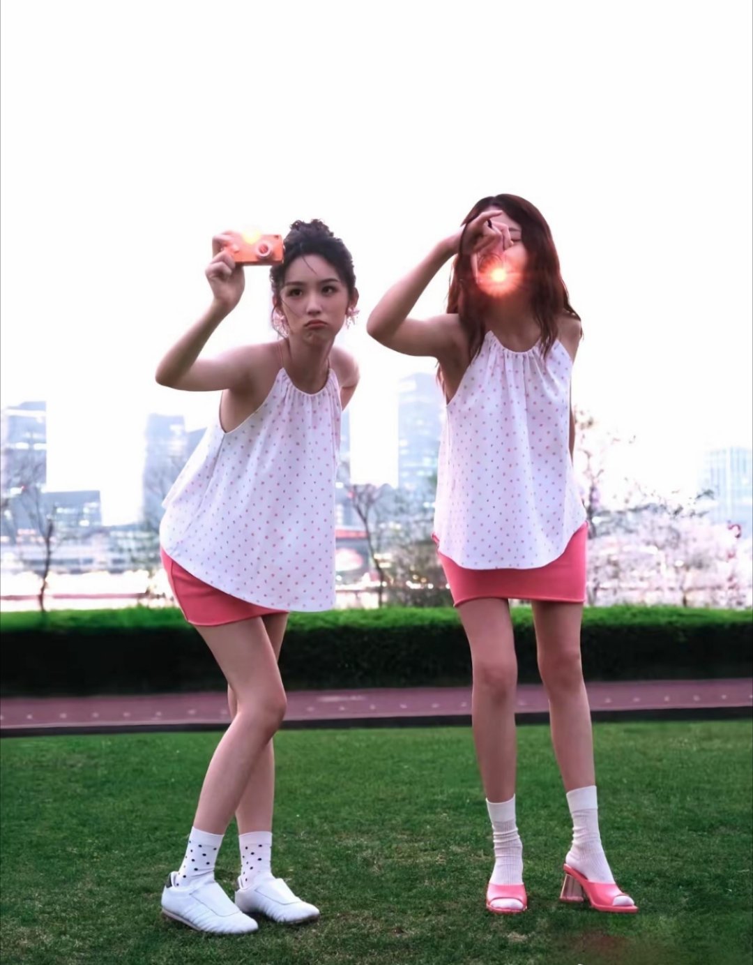 谁懂啊家人们！周也和姐姐周绮思（周琦思）名字直接凑成「奇思妙想」就算了😭 姐姐