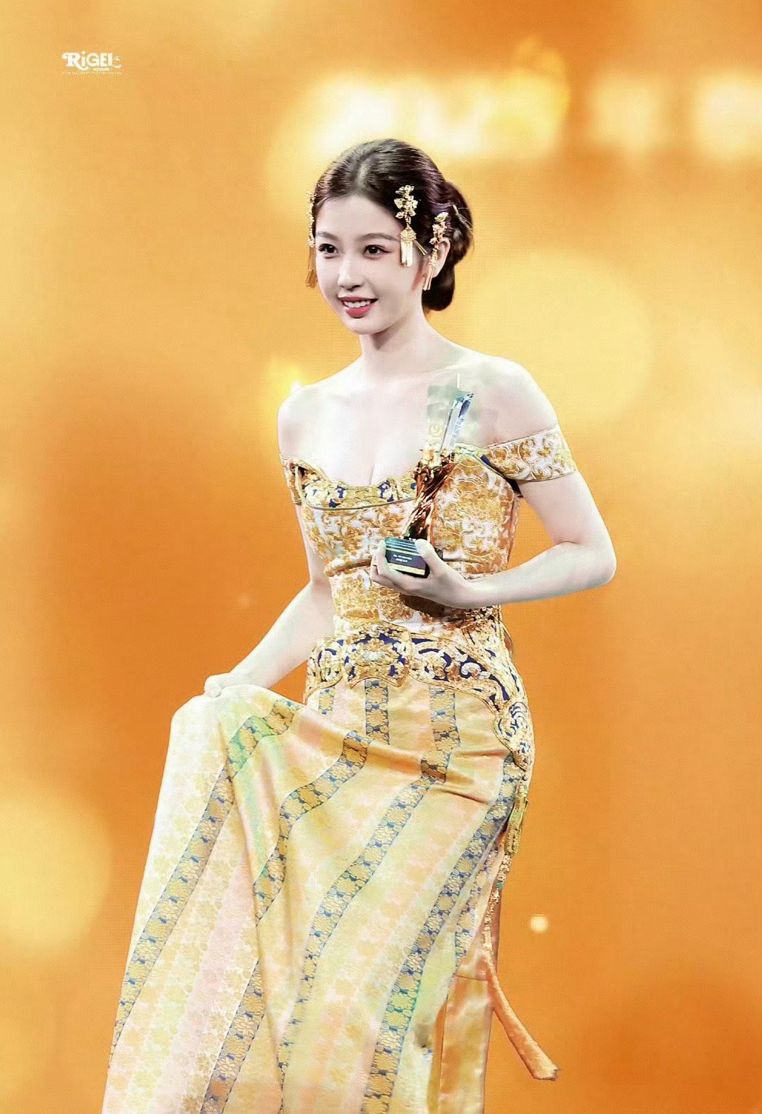 耶，虞书欣和赵露思没去微博之夜吗？我说像少了什么呢！