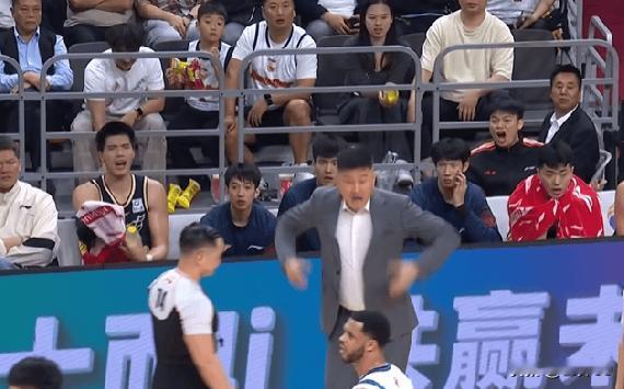 杜锋抱怨判罚遭吹T：直言“别打球了打架算了”

2025年12月21日CBA广东