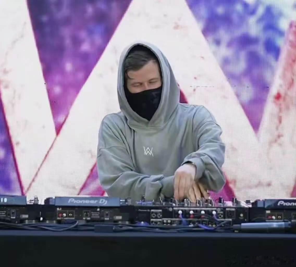 AlanWalker新歌首唱AlanWalker不愧是电音教父一代人的电音回忆杀