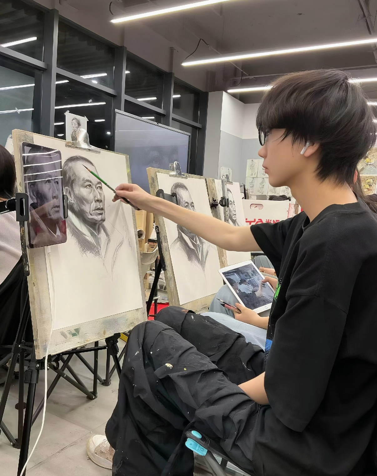 突然意识到美术生好牛原来美术生藏着超多硬实力。日复一日对着画板沉淀自我，练就超强