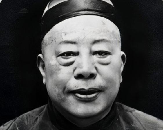 1922年，一个年轻人突然冲进黄金荣家里，不顾保镖的阻拦，上去给了他两个耳光。当