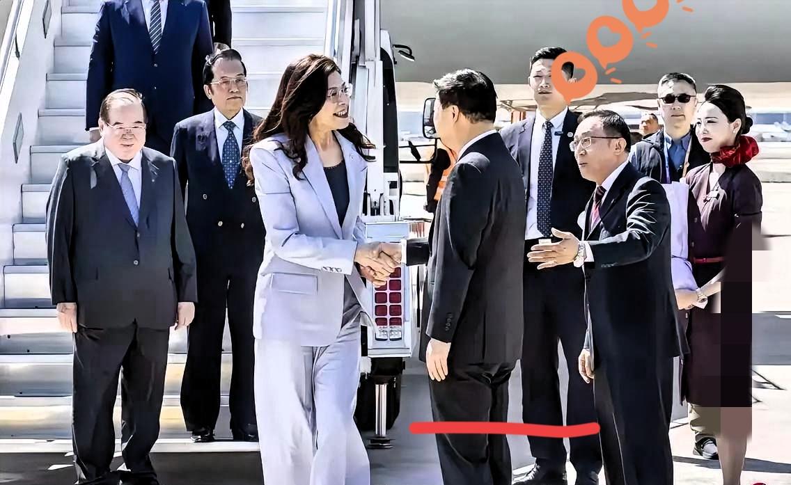 吴成典在松山机场的这番话，直接把两岸格局拉到了民族大义的高度，振聋发聩！
他直言