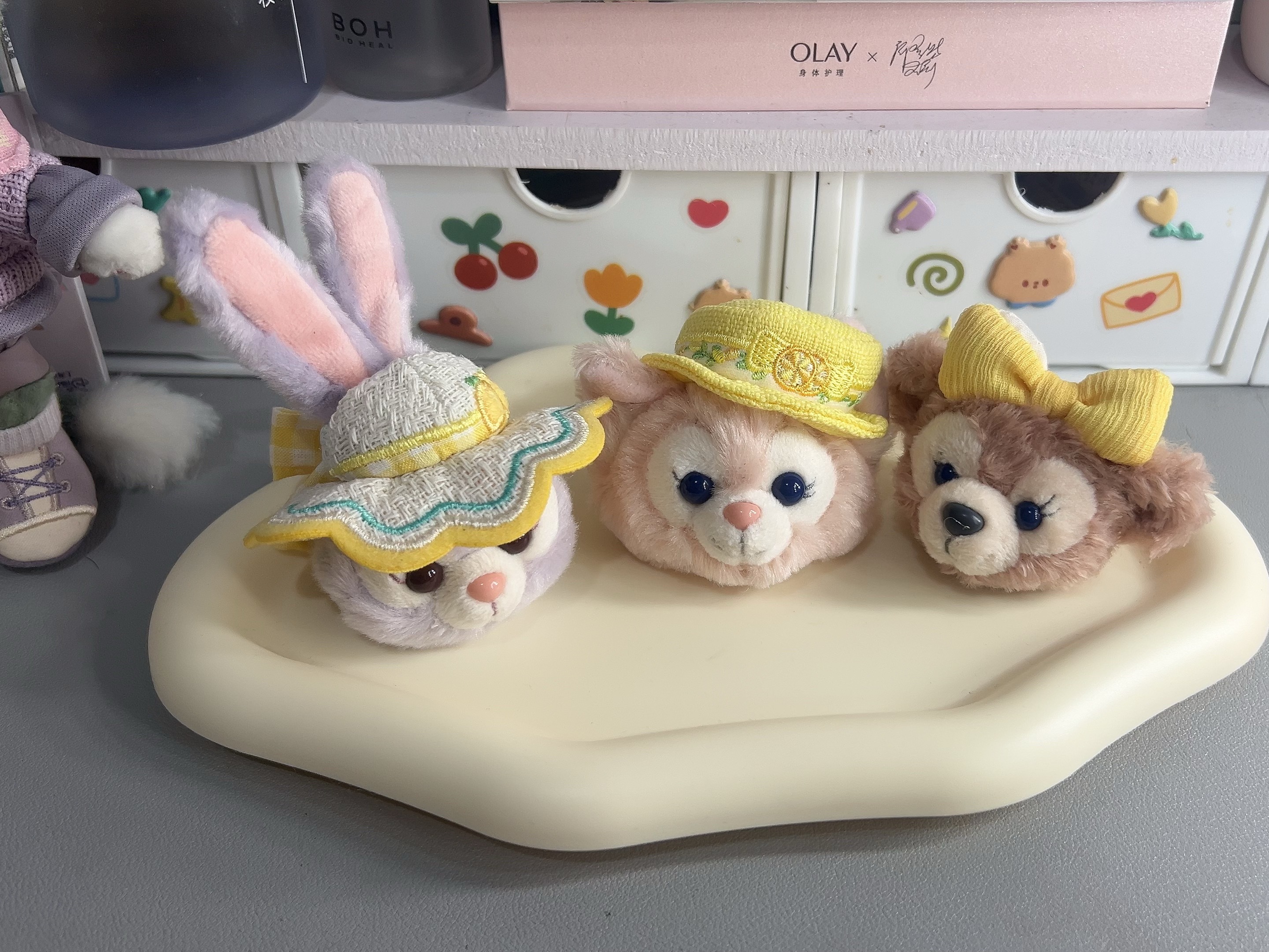如果你有一个迪士尼头箍。那么你将拥有，三个手机挂件