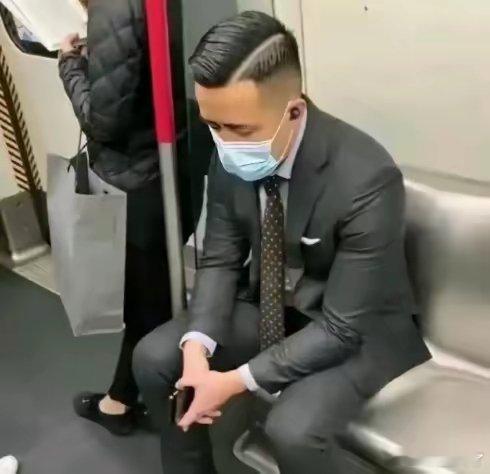 一般来说，西服穿得越正式，工作越卑微……行政夹克似乎更能彰显身份[二哈] ​ ​